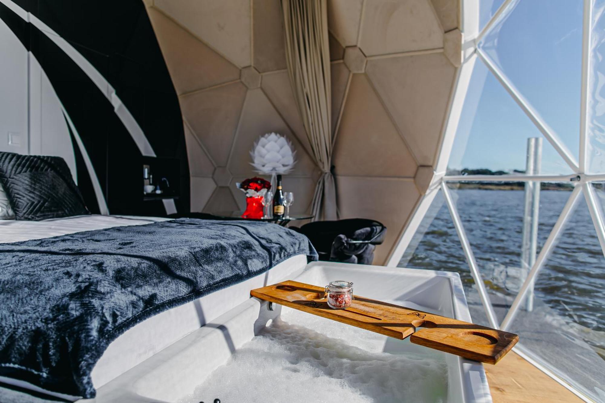 Grand Ht Houseboats - Domki Na Wodzie - Sauna, Jacuzzi, Kominek Mielno  Δωμάτιο φωτογραφία